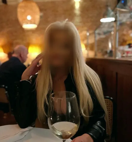 Sophie, 37